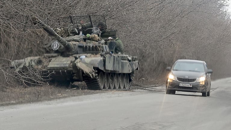 Ein russischer Panzer am Rande einer Landstraße im besetzten Gebiet Donezk (Symbolbild): Der Angriffs Russlands hat schwerwiegende Folgen für die Wirtschaft.
