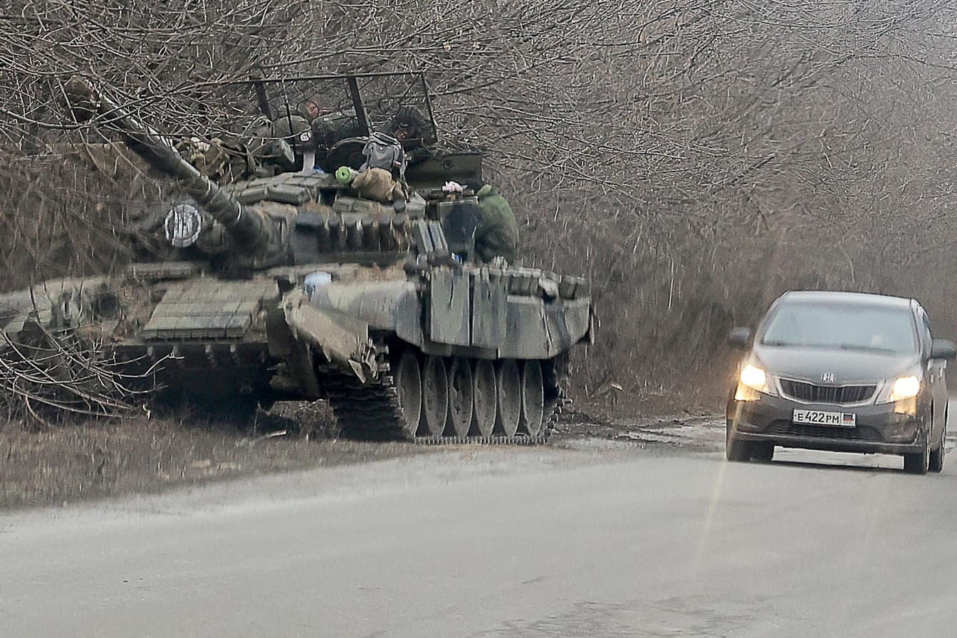 Ein russischer Panzer am Rande einer Landstraße im besetzten Gebiet Donezk (Symbolbild): Der Angriffs Russlands hat schwerwiegende Folgen für die Wirtschaft. Ein russischer Panzer am Rande einer Landstraße im besetzten Gebiet Donezk (Symbolbild): Der Angriffs Russlands hat schwerwiegende Folgen für die Wirtschaft.