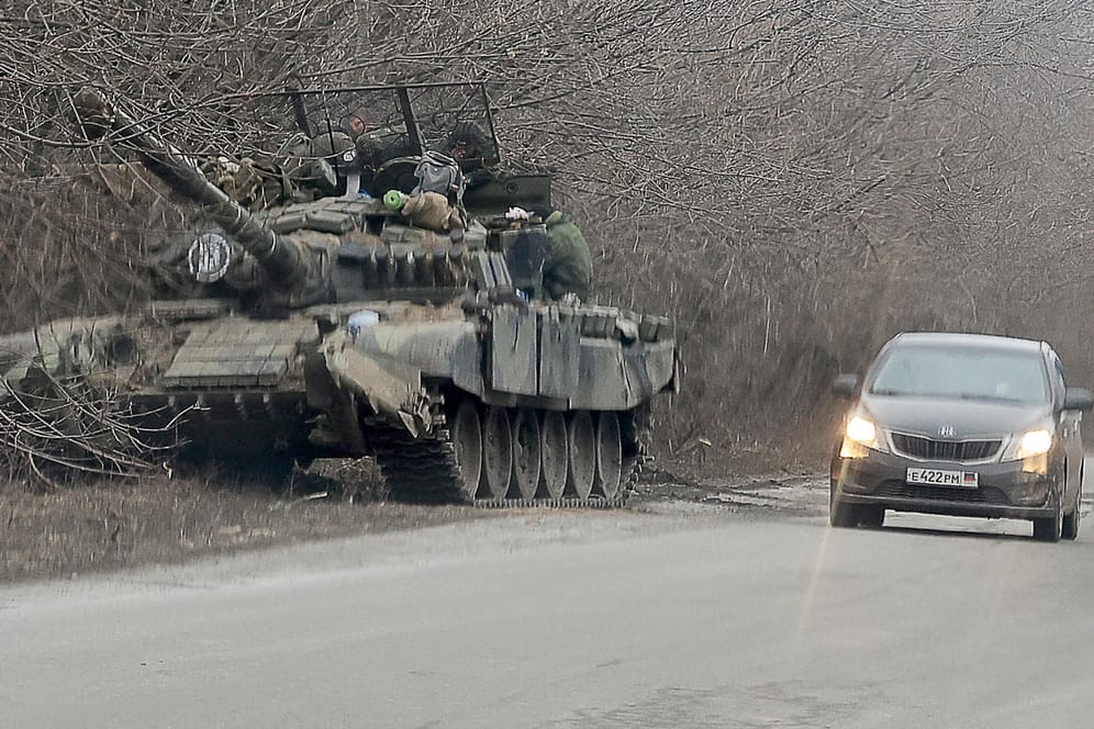 Ein russischer Panzer am Rande einer Landstraße im besetzten Gebiet Donezk (Symbolbild): Der Angriffs Russlands hat schwerwiegende Folgen für die Wirtschaft.