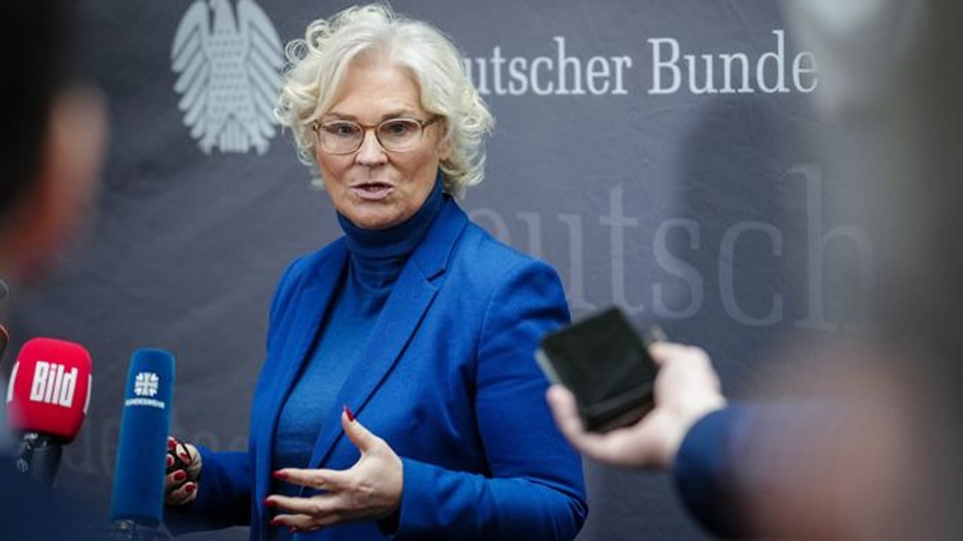 Die Nato-Ostflanke soll verstärkt werden - auch mit deutscher Unterstützung, so SPD-Verteidigungsministerin Christine Lambrecht.
