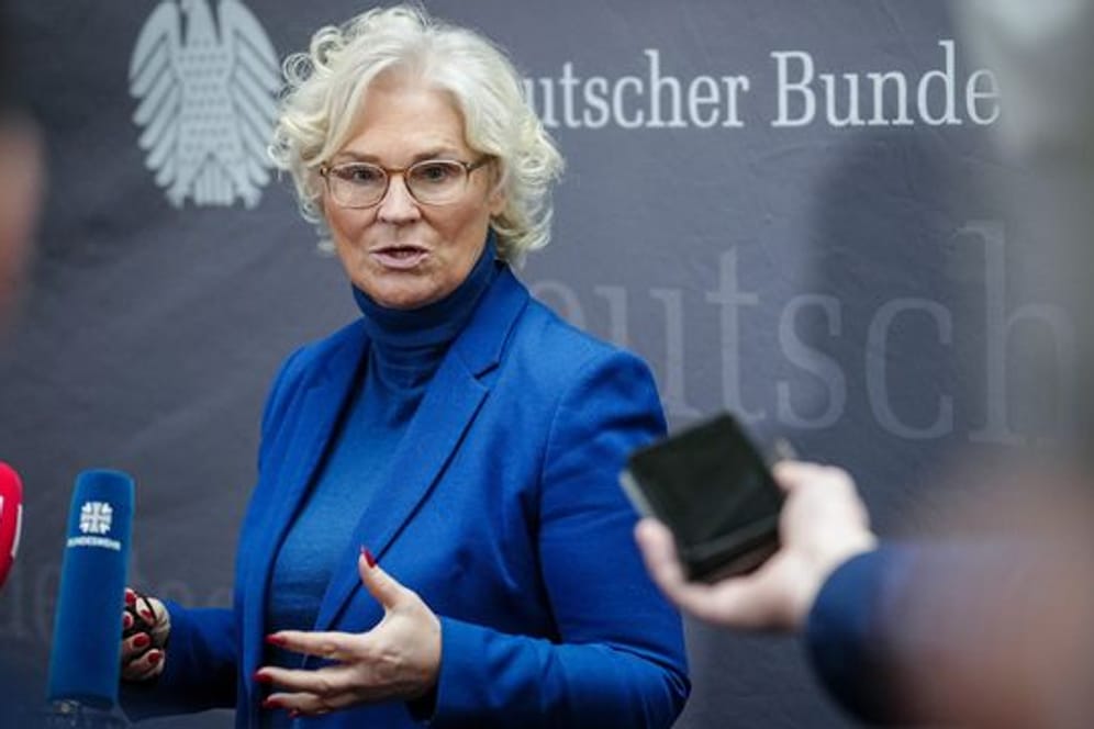 Die Nato-Ostflanke soll verstärkt werden - auch mit deutscher Unterstützung, so SPD-Verteidigungsministerin Christine Lambrecht.