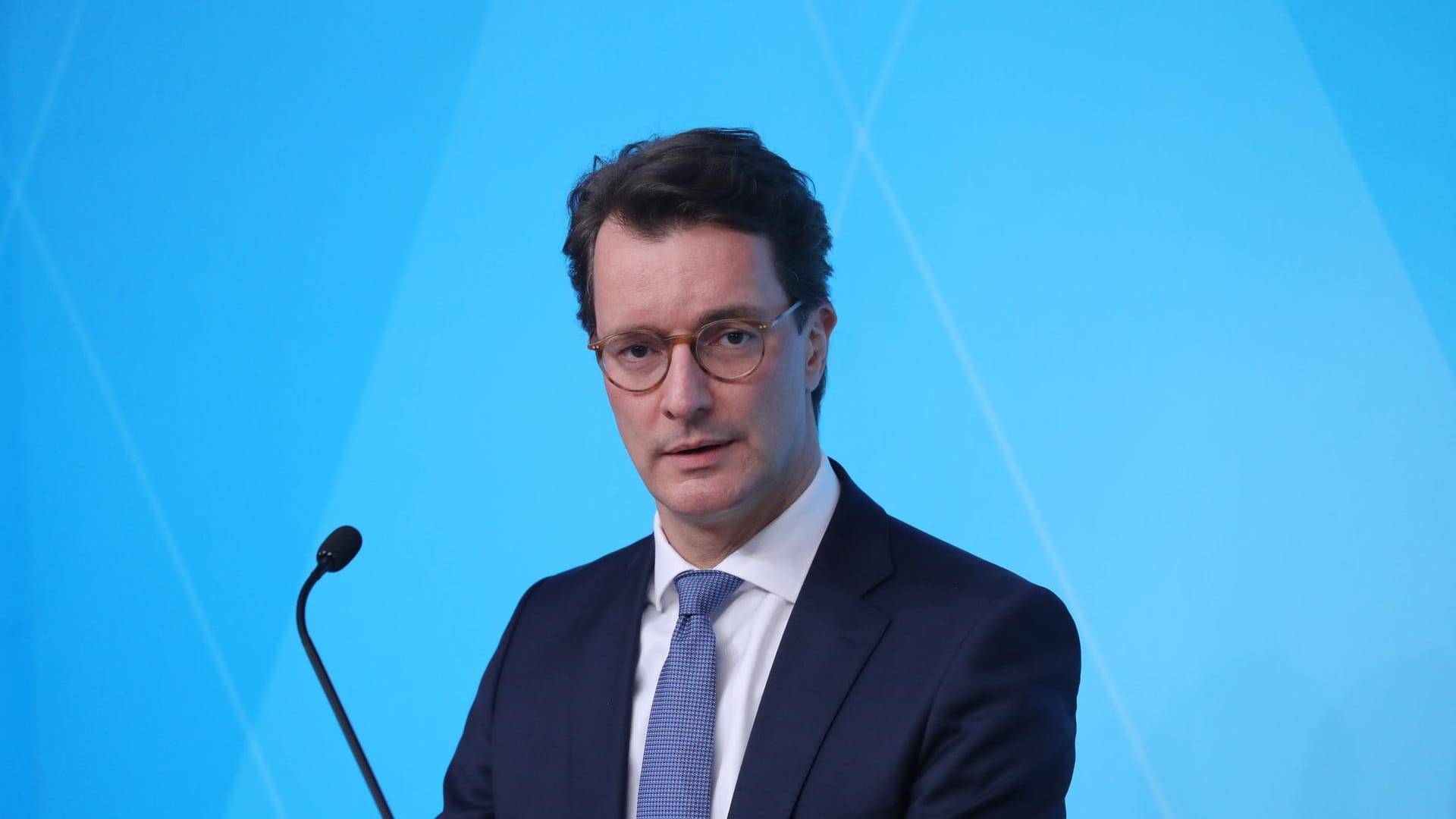 Ministerpräsident Hendrik Wüst auf einer Pressekonferenz (Archivbild): Er zeigt sich schockiert von der Invasion russischer Truppen in der Ostukraine. Ministerpräsident Hendrik Wüst auf einer Pressekonferenz (Archivbild): Er zeigt sich schockiert von der Invasion russischer Truppen in der Ostukraine.