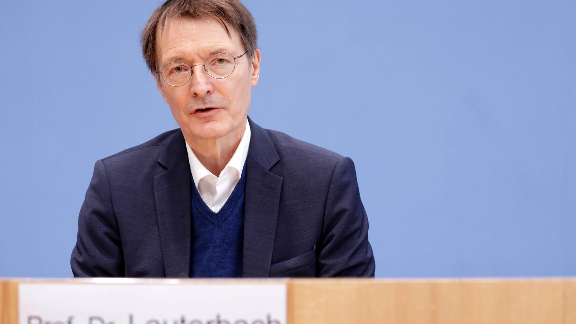 Bundesgesundheitsminister Karl Lauterbach warnt vor einer Verharmlosung von Corona.