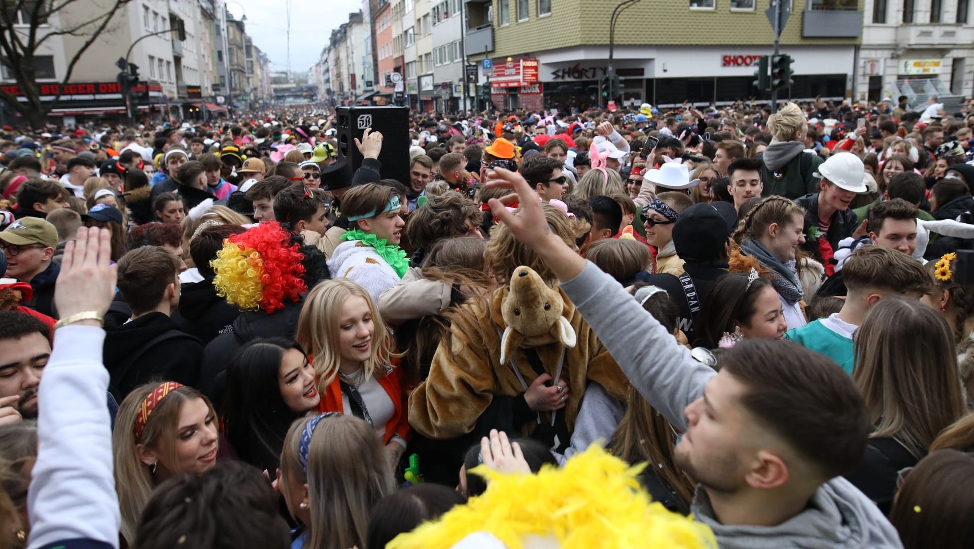 Bilder, wie wir sie vom 11.11. kennen: Die Zülpicher Straße ist brechend voll, Menschen feiern eng an eng Straßenkarneval.