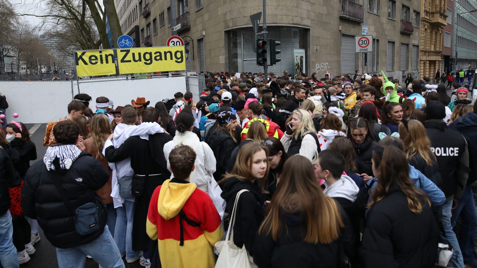 Kein Zugang: Die Stadt hat angefangen, Zugänge zur Zülpicher Straße zu sperren und auf Ausweichflächen umzuleiten.