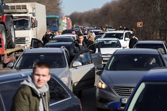 Stau auf einer Ausfahrtsstraße aus Charkiw: Die Millionenstadt ist seit Donnerstagmorgen eins der russischen Ziele.