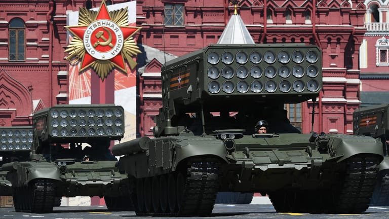 Stolz der russischen Streitkräfte: TOS-1A-Systeme bei der Militärparade zum 75. Jahrestag des Ende des Zweiten Weltkrieges auf dem Roten Platz in Moskau.