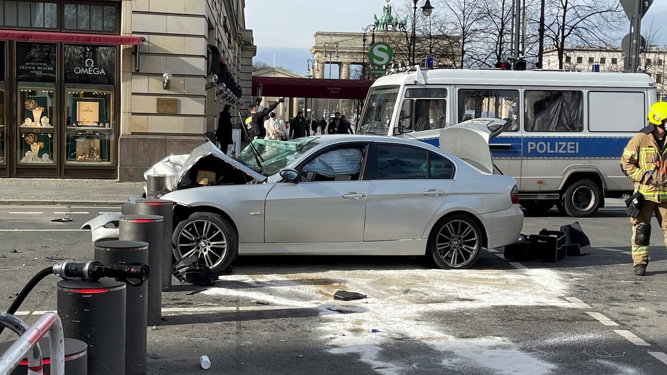 BMW nach dem Unfall: Fünf Personen wurden verletzt.