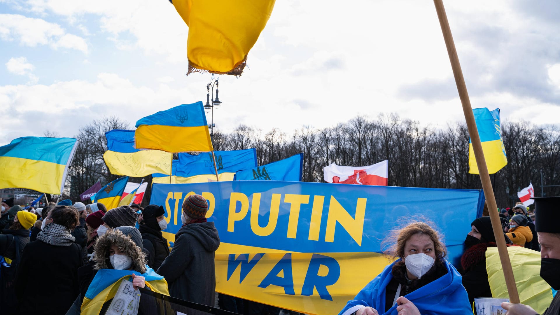 Demonstration von in Deutschland lebenden Ukrainerinnen und Ukrainern (Archivbild): Auch in Frankfurt werden am Donnerstagabend Hunderte auf die Straße gehen.