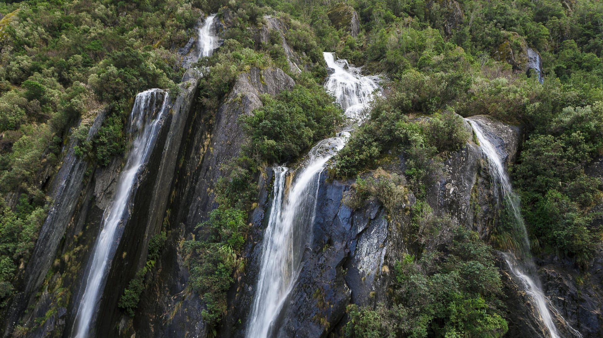 Ein Wasserfall auf der Südinsel Neuseelands: Aus zehn Metern Höhe soll das Tier gestürzt sein. (Symbolbild)