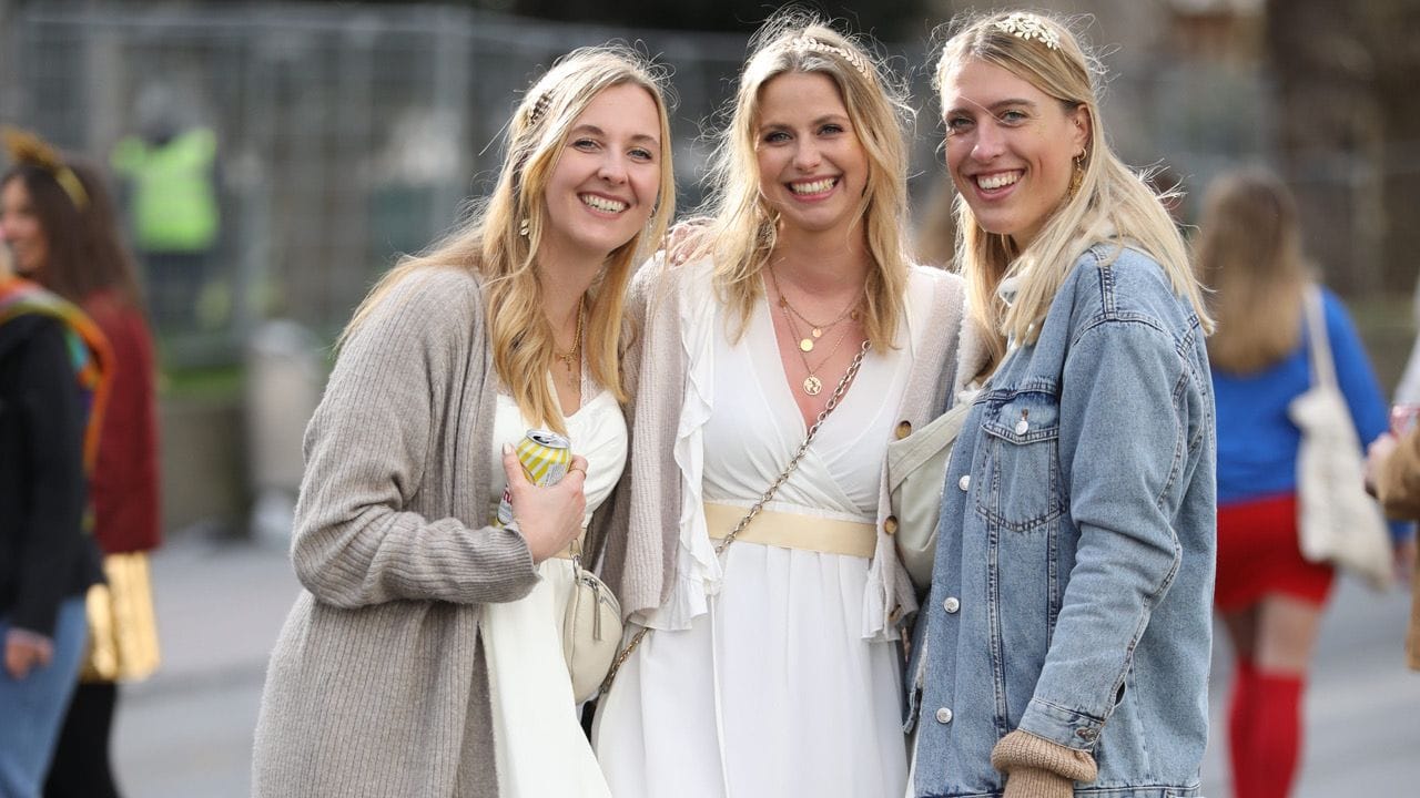 Sie waren schon am 11.11. in der Kölner City dabei (v.l.): Maike, Melina und Lotta.