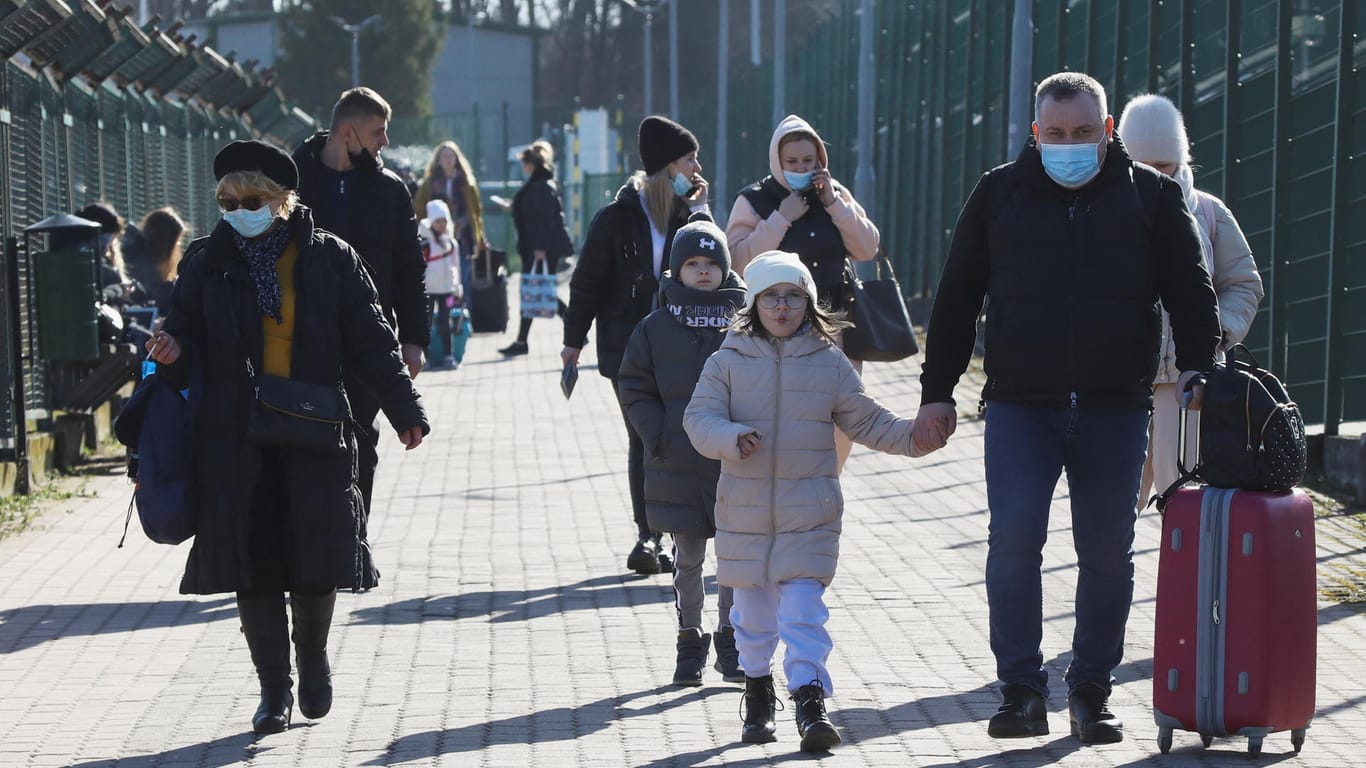 Menschen beim Grenzübertritt aus der Ukraine nach Polen: Noch ist vollkommen unklar, wie viele Menschen in die EU kommen werden – und wie lange sie bleiben.