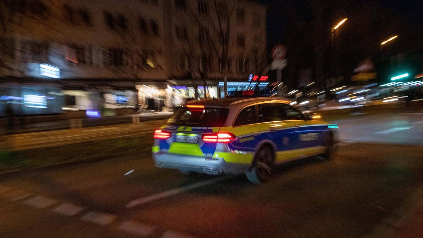 Polizeiauto bei Nacht (Symbolbild): Gegen den ehemaligen Lebensgefährten lag bereits ein Kontaktverbot vor.