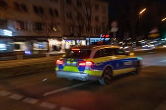 Polizeiauto bei Nacht (Symbolbild): Gegen den ehemaligen Lebensgefährten lag bereits ein Kontaktverbot vor.