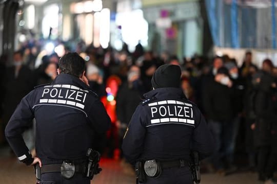 Gegner und Gegnerinnen der Coronapolitik demonstrieren.