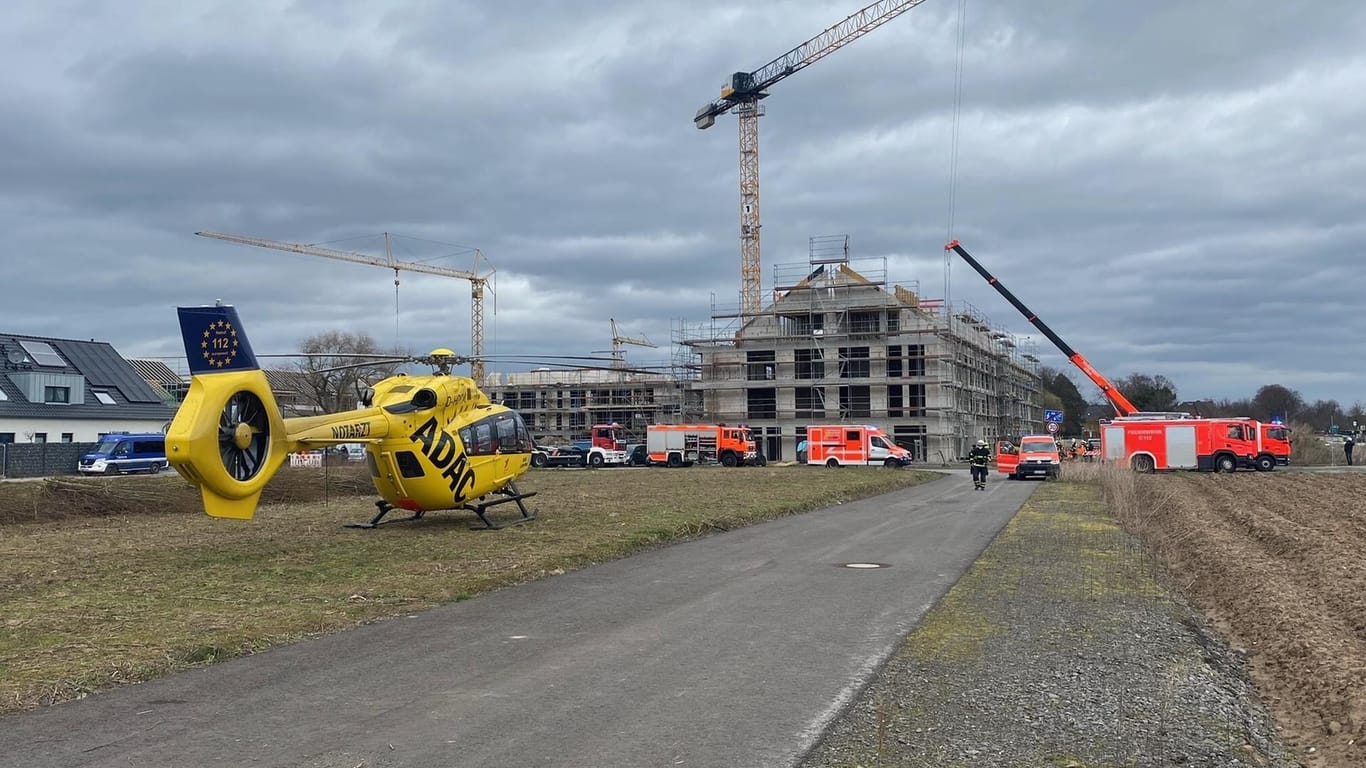 Köln, 24.02.2022: Ein Hubschrauber des ADAC im Einsatz zur Rettung eines Schwerverletzten.