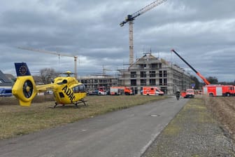 Köln, 24.02.2022: Ein Hubschrauber des ADAC im Einsatz zur Rettung eines Schwerverletzten.