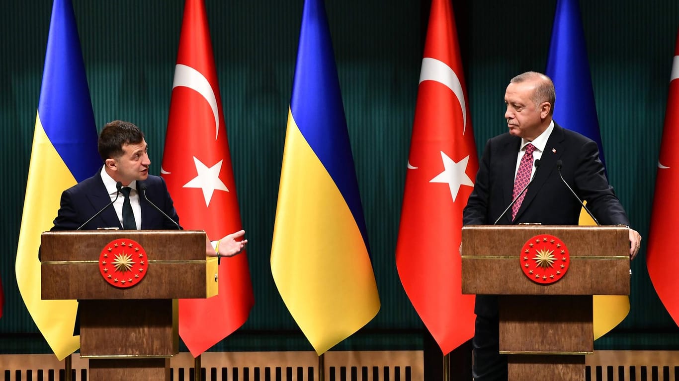 Recep Tayyip Erdoğan und Wolodymyr Selenskyj bei einer Pressekonferenz in Ankara (Archivbild): Der türkische Präsident erklärte, die Türkei erachte sowohl die Ukraine als auch Russland als befreundete Länder.