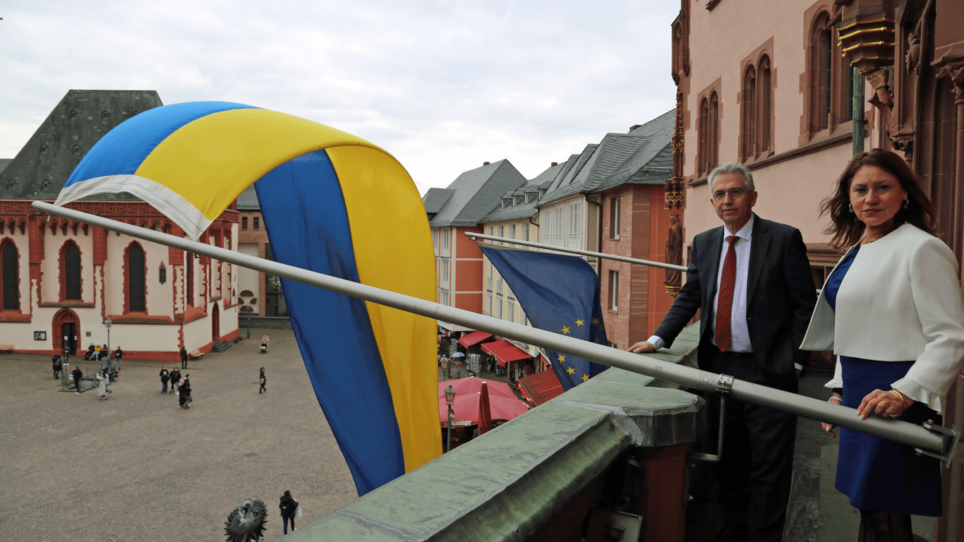 Oberbürgermeister Peter Feldmann und Bürgermeisterin Nargess Eskandari-Grünberg verurteilen den russischen Angriff auf die Ukraine auf Schärfste.
