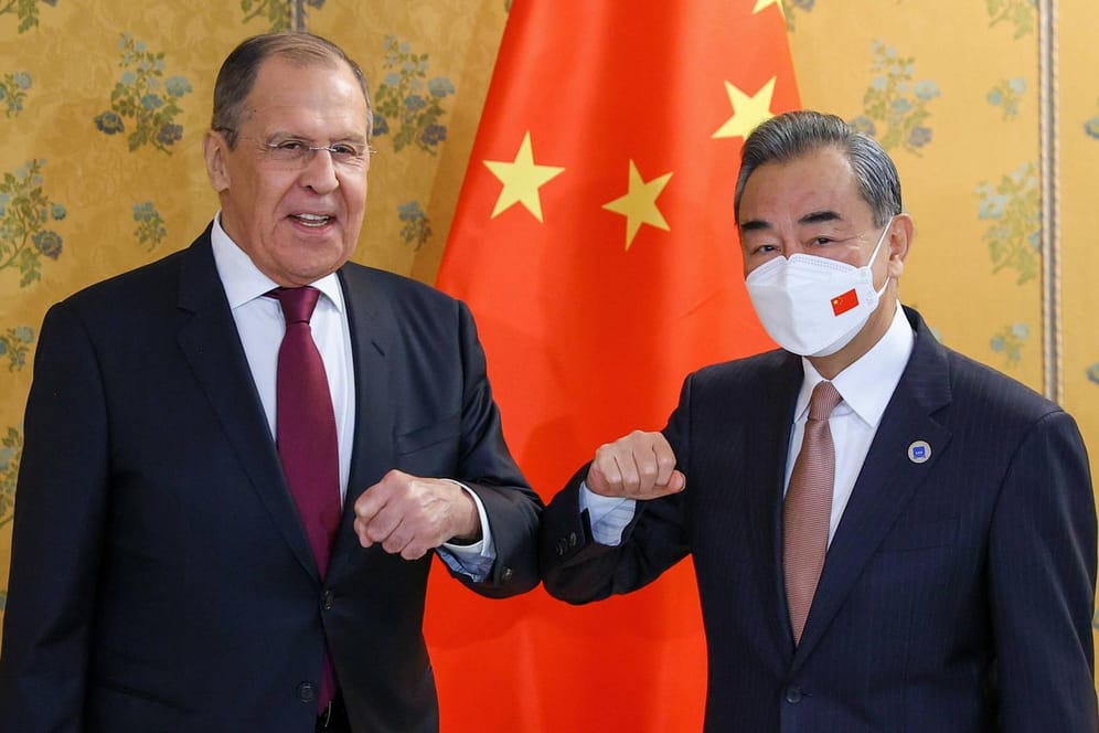 Sergej Lawrow und Wang Yi: Die Außenminister Russlands und Chinas machen die USA und die Ukraine für die Eskalation verantwortlich.