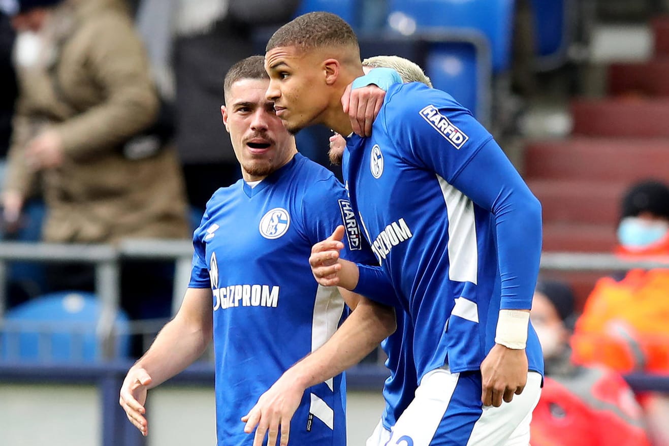 Die Spieler des FC Schalke 04 in Aktion: Vorerst verzichtet der Klub auf das Gazprom-Sponsoren-Logo.