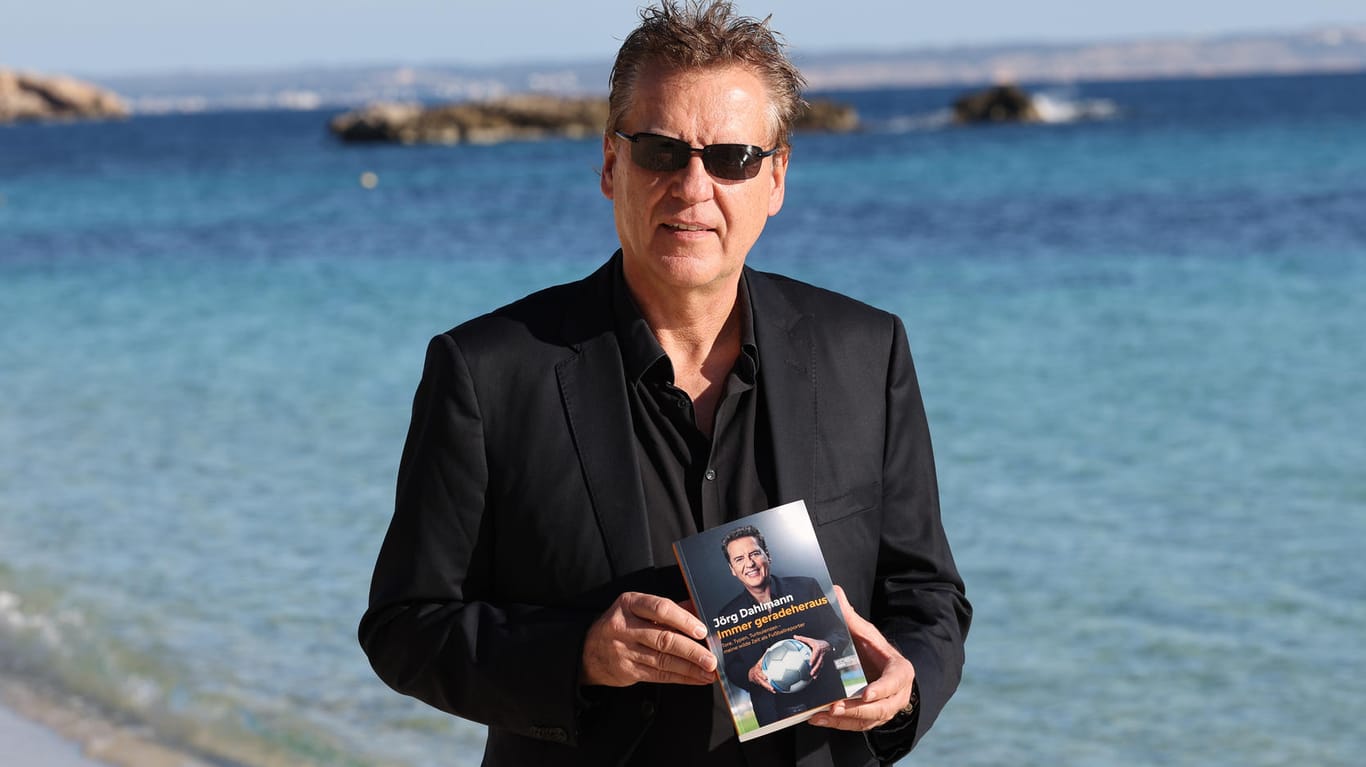Jörg Dahlmann: Der Fußballreporter und Buchautor präsentiert sein Buch "Jörg Dahlmann – Immer geradeheraus" in seiner Wahlheimat Mallorca am Strand von Puerto Portals.