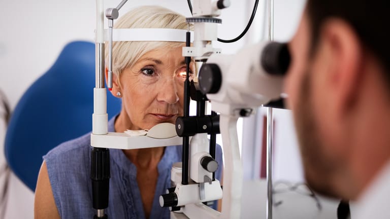 Ältere Dame bei augenärztlicher Untersuchung: Regelmäßige Früherkennungsuntersuchungen bieten die Möglichkeit, Augenkrankheiten rechtzeitig zu erkennen und Maßnahmen gegen einen drohenden Sehverlust zu treffen.