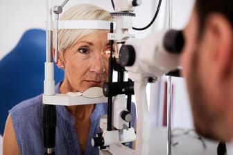 Ältere Dame bei augenärztlicher Untersuchung: Regelmäßige Früherkennungsuntersuchungen bieten die Möglichkeit, Augenkrankheiten rechtzeitig zu erkennen und Maßnahmen gegen einen drohenden Sehverlust zu treffen.