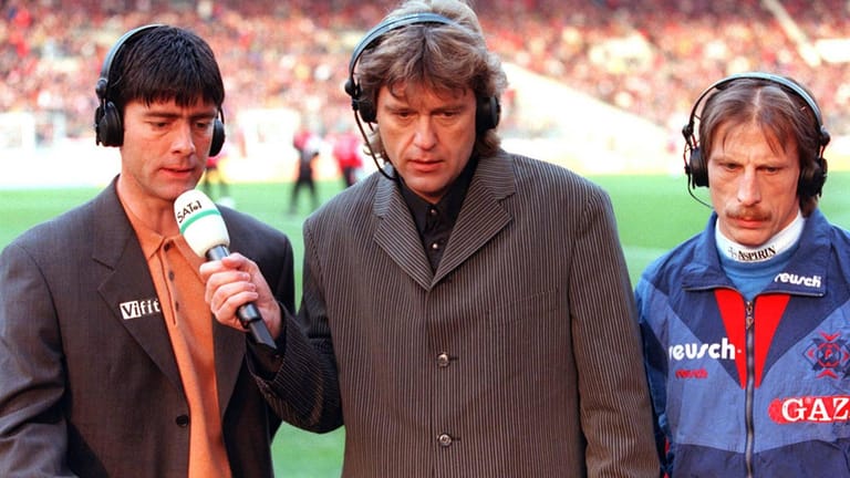 Jörg Dahlmann: Hier zu sehen im Jahr 1997 als Reporter für Sat.1 mit dem damaligen VfB-Trainer Joachim Löw (l.) sowie Leverkusens Cheftrainer Christoph Daum (re.).