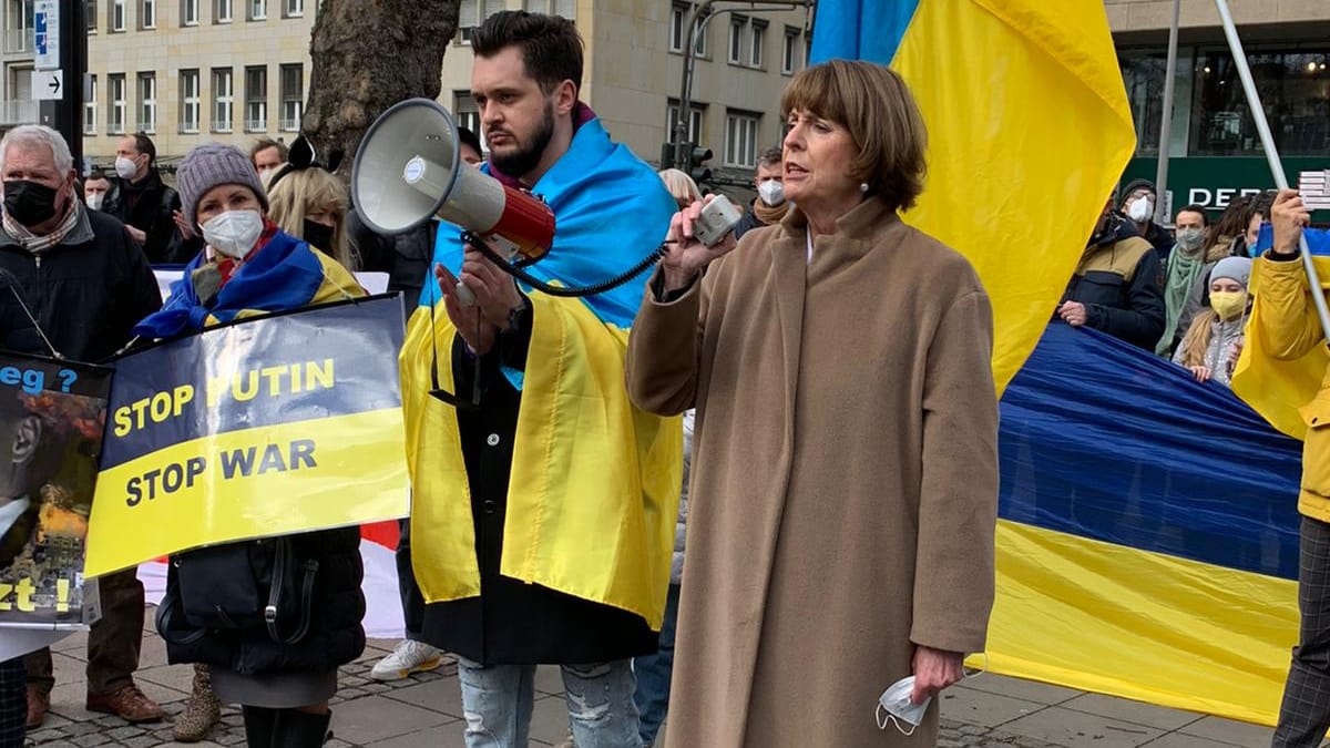 Kölns Oberbürgermeisterin Henriette Reker (parteilos) bei einer spontanen Solidaritätsdemo mit der Ukraine.