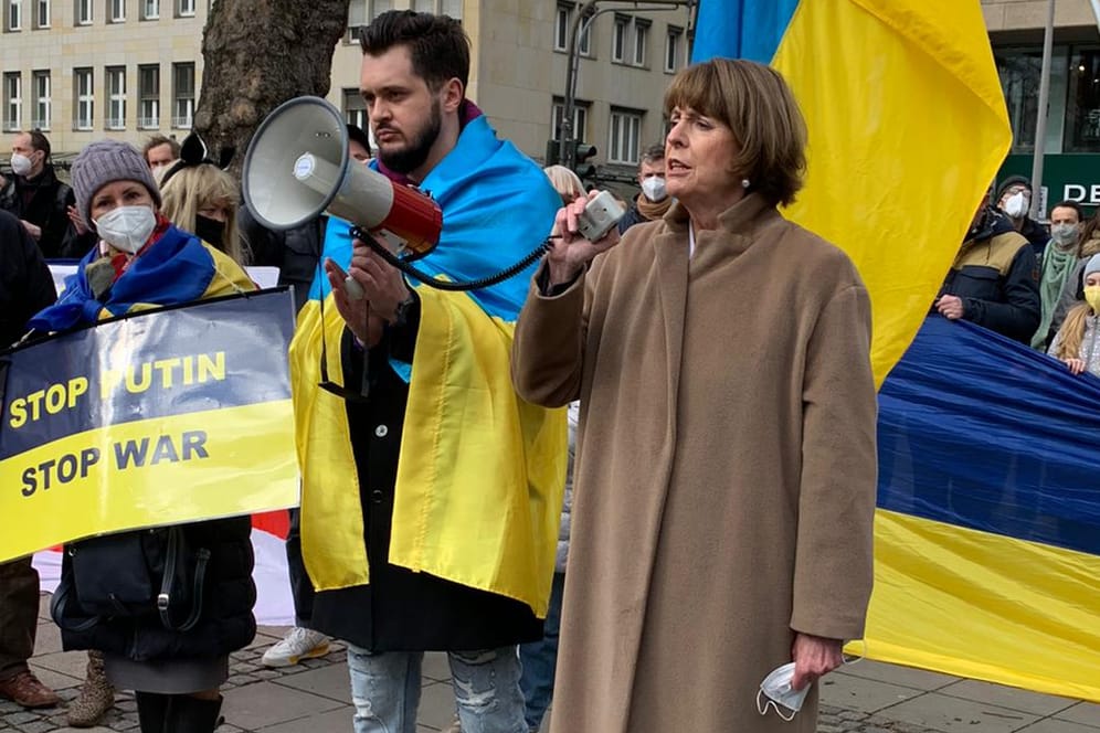 Kölns Oberbürgermeisterin Henriette Reker (parteilos) bei einer spontanen Solidaritätsdemo mit der Ukraine.