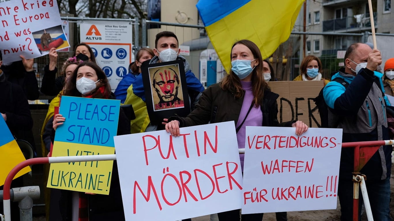 Demonstranten vor dem russischen Konsulat: Sie protestieren für Frieden in der Ukraine.