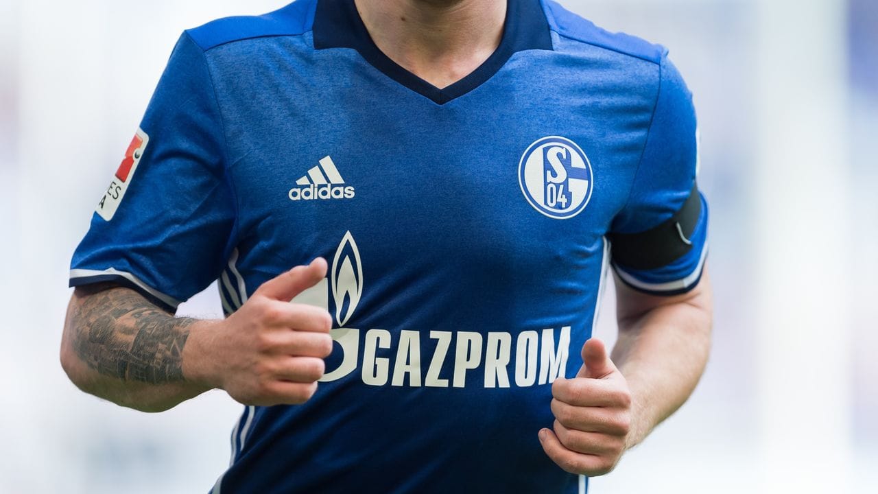 Der FC Schalke 04 wird nicht mehr mit dem Schriftzug des Hauptsponsors Gazprom auflaufen. Der FC Schalke 04 wird nicht mehr mit dem Schriftzug des Hauptsponsors Gazprom auflaufen.