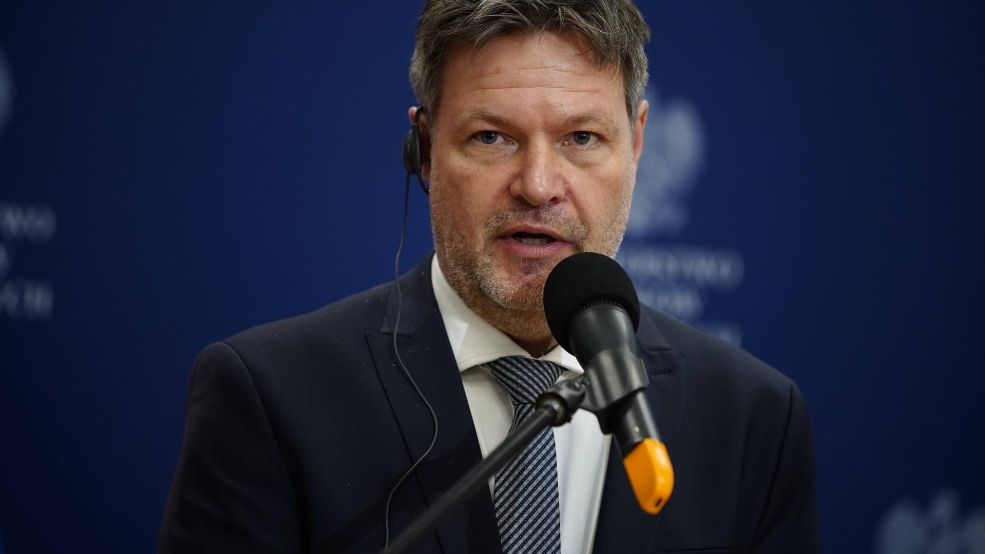 Robert Habeck: Der Wirtschaftsminister geht davon aus, dass das Sanktionspaket nur geringe Folgen für deutsche Firmen habe. Robert Habeck: Der Wirtschaftsminister geht davon aus, dass das Sanktionspaket nur geringe Folgen für deutsche Firmen habe.
