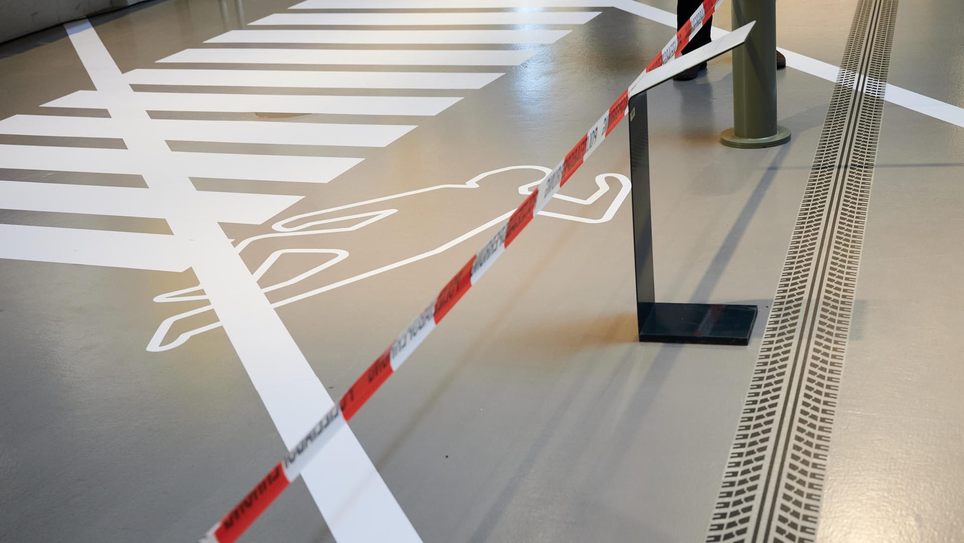 Eine Markierung zeigt an, wo ein Todesopfer lag: Das Museum hat für die Ausstellung auch echte Dashcam-Videos verwendet.