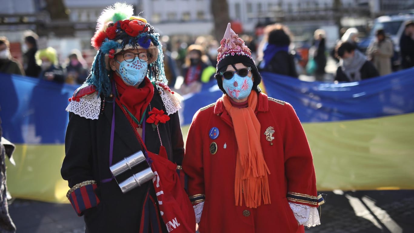 Spontane Demo: Die Eheleute Doris Dahl (links) und Manuela Pilartz wollten eigentlich Karneval in Köln feiern. Spontan waren sie aber auf der deutsch-ukrainischen Solidaritäts-Demo.