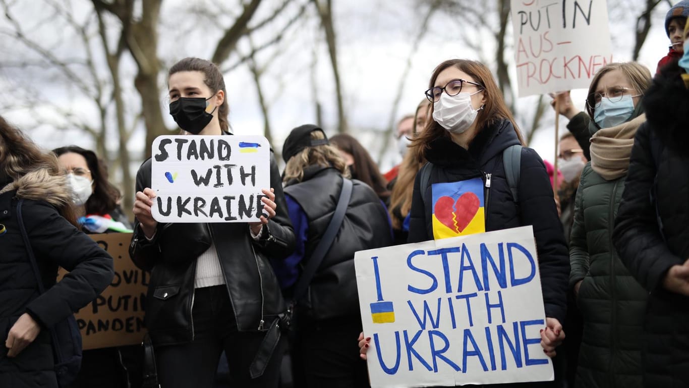 "I stand with Ukraine": Teilnehmende der Demo an Weiberfastnacht auf dem Neumarkt.