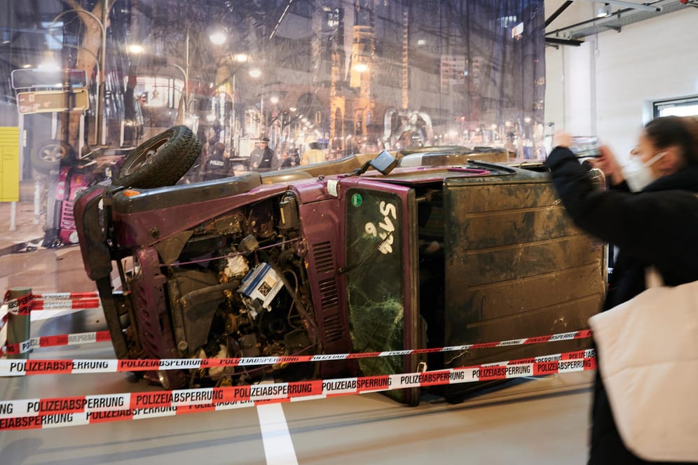 Eine Frau fotografiert mit ihrem Handy den zerstörten Jeep des Todesopfers des Kudamm-Rasers: Die Sonderausstellung ist vom 24. Februar bis zum 3. Juli 2022 im Deutschen Technikmuseum zu sehen.