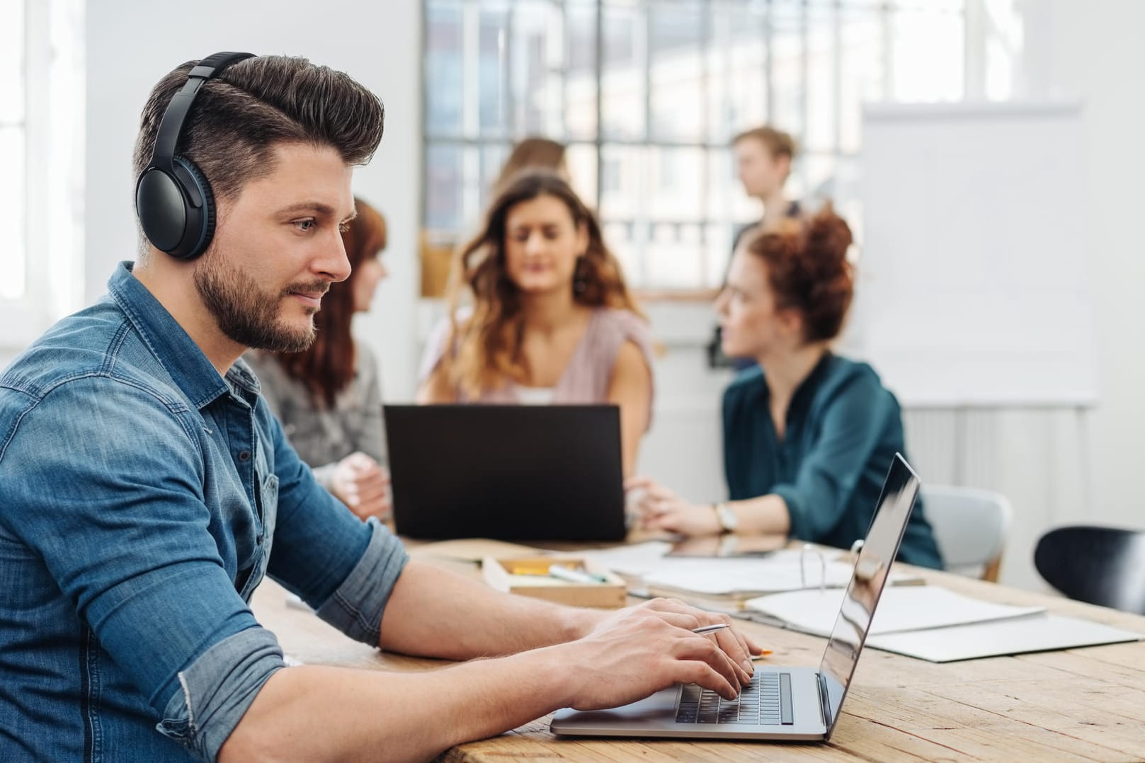 Ruhe im Büro oder Homeoffice: Die Stiftung Warentest prüft Kopfhörer mit aktiver Lärmreduzierung.