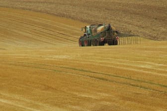 Traktor auf einem Getreidefeld (Symbolbild): Die EU ist selbst ein großer Lebensmittelproduzent. Doch der Bauernverband fürchtet im Frühjahr Ernteausfälle.