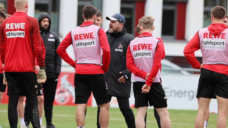 Steffen Baumgart und Spieler des 1. FC Köln beim Training am Dienstag: Die Situation kommt einem Balanceakt gleich.