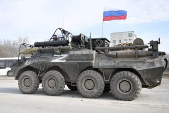 Ein gepanzertes Fahrzeug mit russischer Fahne auf der Krim.