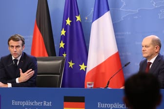 Französischer Präsident Emmanuel Macron und Bundeskanzler Olaf Scholz: Die EU-Staaten haben sich offenbar auf die Grundzüge des Sanktionspakets.
