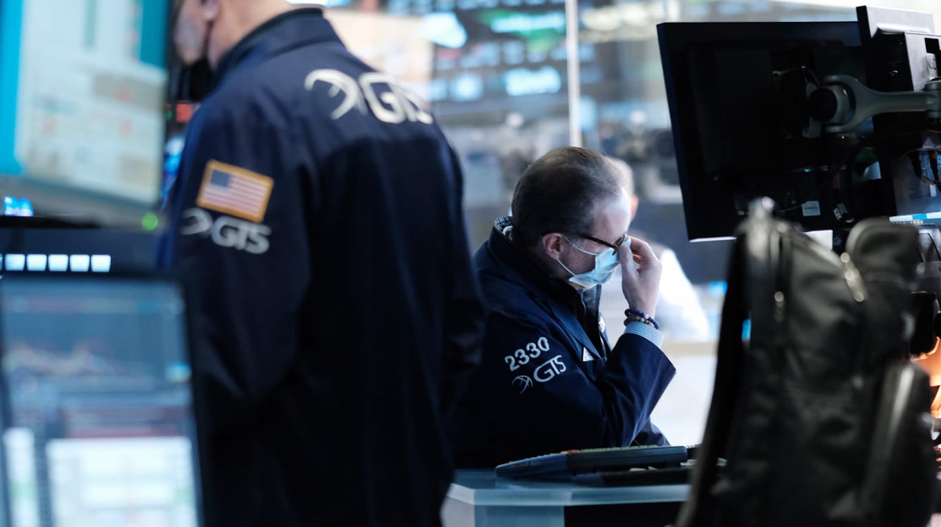 Trader an der Wall Street: Auch die US-Börsen öffneten am Donnerstag mit Verlusten. Weltweit taumelten die Finanzmärkte einem ihrer schwärzesten Tage entgegen. Doch die kommenden Tage droht noch viel Unsicherheit.