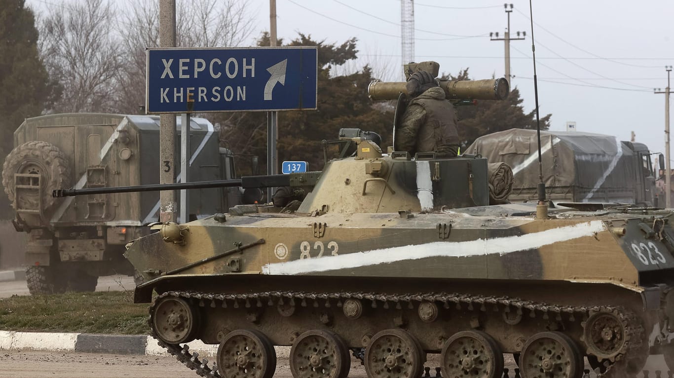 Ein Panzer fährt in der Stadt Armyansk, Krim: Die russische Invasion der Ukraine macht die Welt fassungslos.