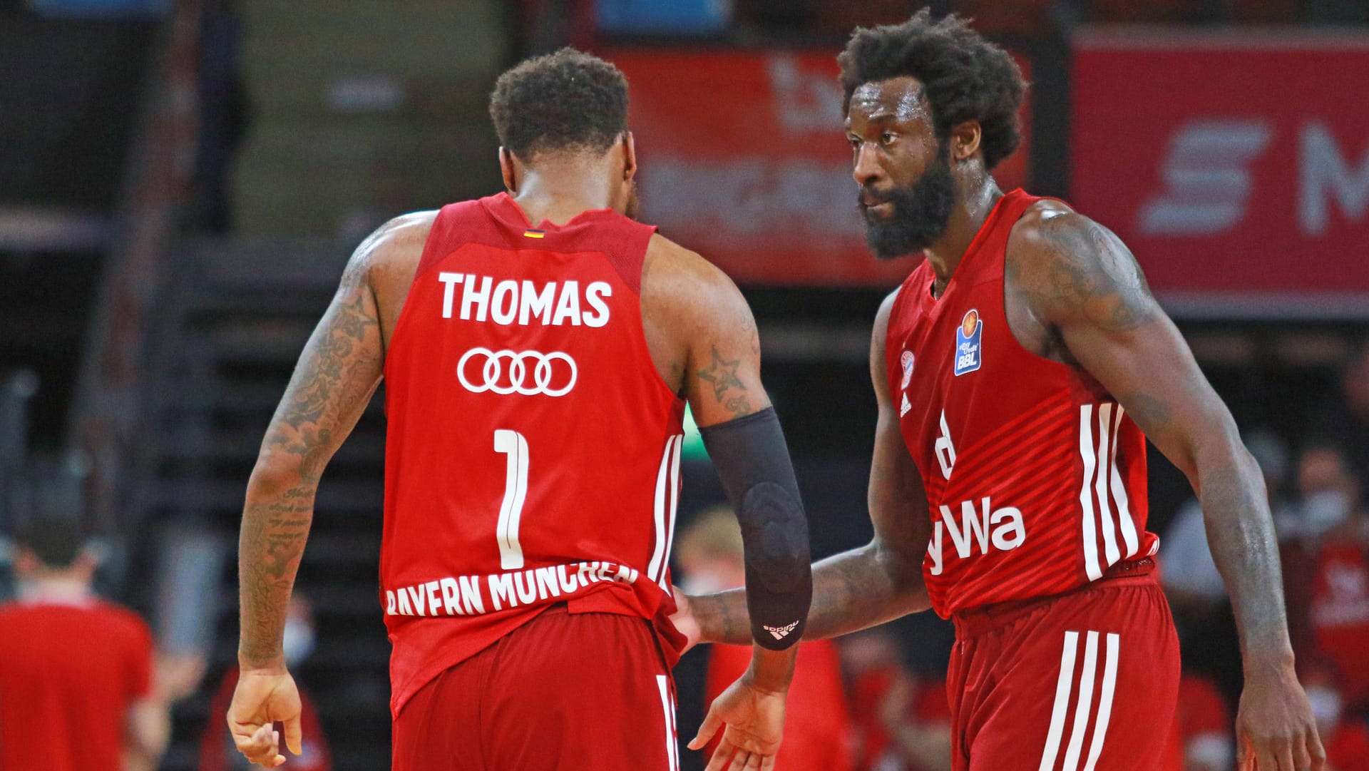 Deshaun Thomas (l.) und Tegba Othello Hunter von den Basketballern des FC Bayern: Die beiden Spieler werden am heutigen Donnerstagabend nicht auf der Platte stehen.