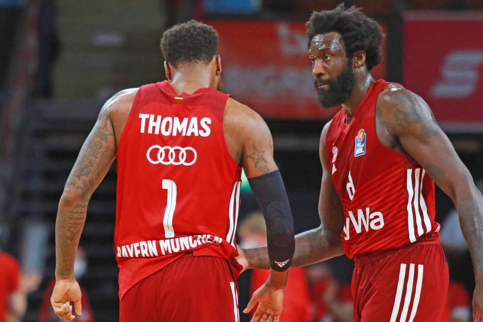 Deshaun Thomas (l.) und Tegba Othello Hunter von den Basketballern des FC Bayern: Die beiden Spieler werden am heutigen Donnerstagabend nicht auf der Platte stehen.