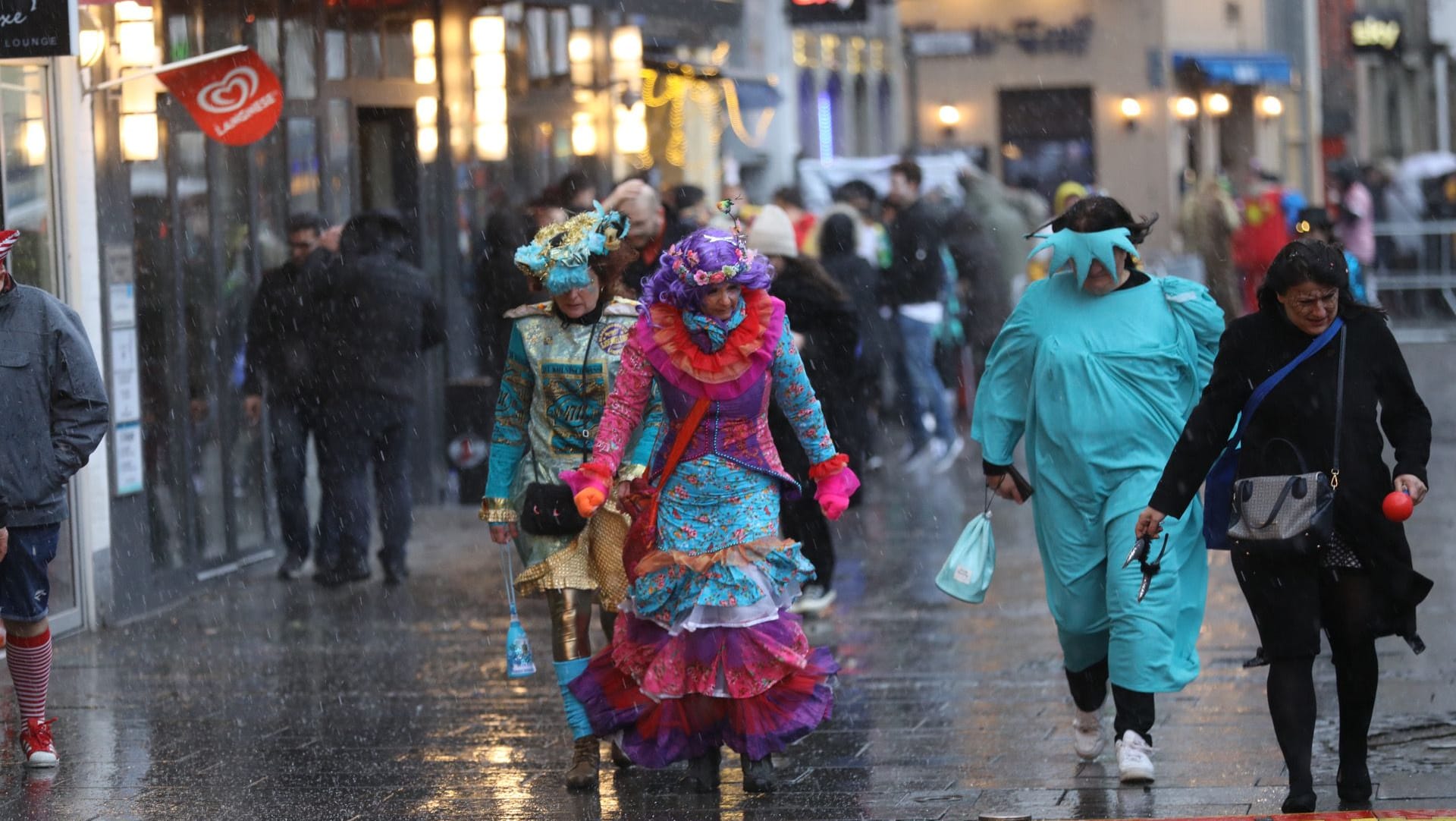 Jetzt auch noch eine Unwetterwarnung: Die Stadt Köln fordert am frühen Abend alle Karnevalfeierenden auf, die öffentlichen Bereiche zu verlassen.