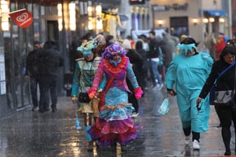 Jetzt auch noch eine Unwetterwarnung: Die Stadt Köln fordert am frühen Abend alle Karnevalfeierenden auf, die öffentlichen Bereiche zu verlassen.