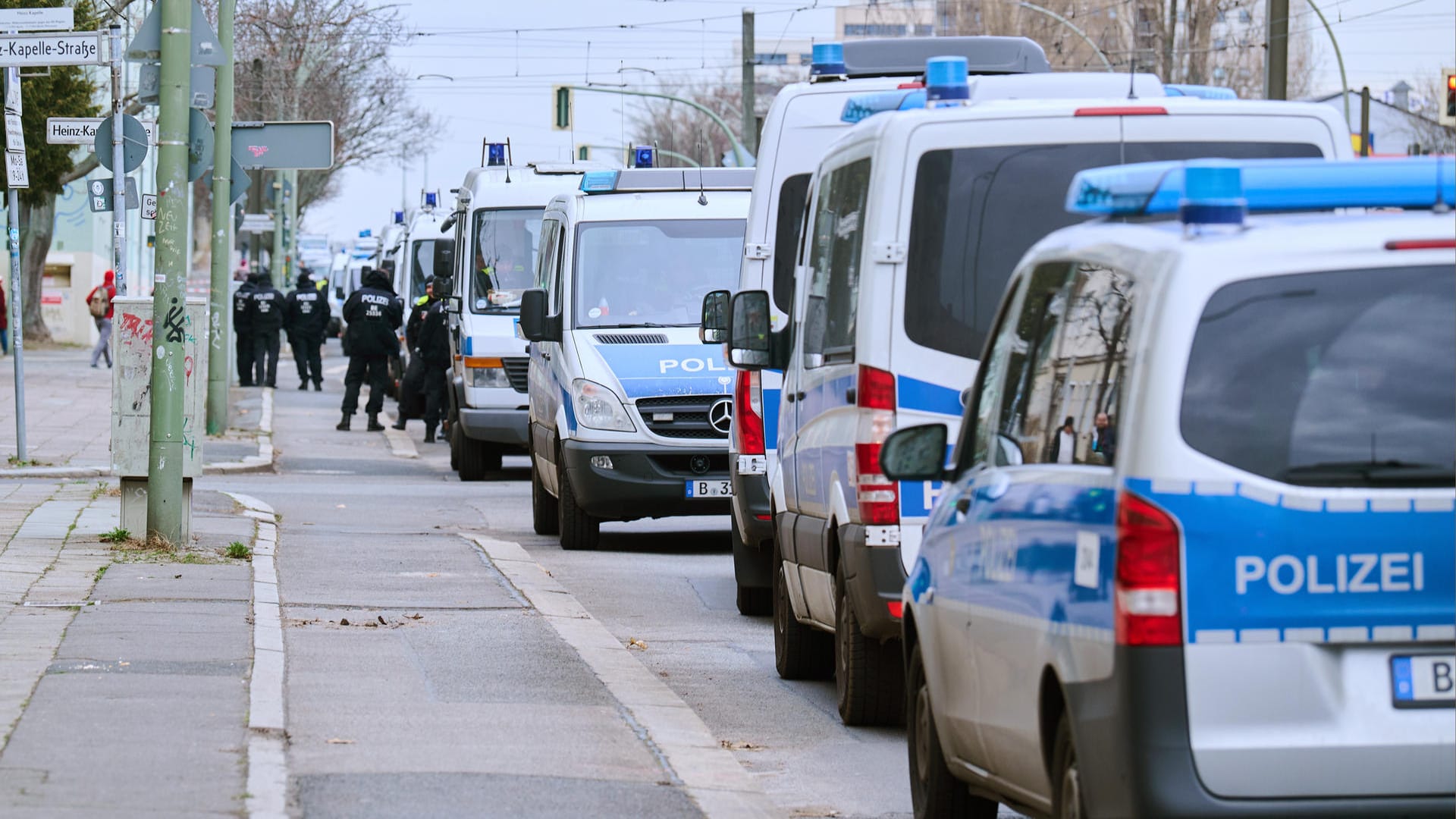 Polizeiautos stehen in der abgesperrten Kniprodestraße: Die Bombe soll noch am Donnerstag entschärft werden.